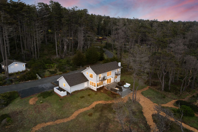 Wander Anchor Bay: Luxe 3BR Coastal Retreat in Gualala with Gym, Hot Tub & Ocean Views image 3