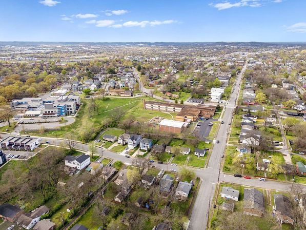 The Bluebelle East Nashville: CMA Ready Monthly Rental image 27