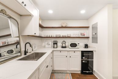 Luxurious 11-Bed, 8-Bath Condo Combo with Parking image 39