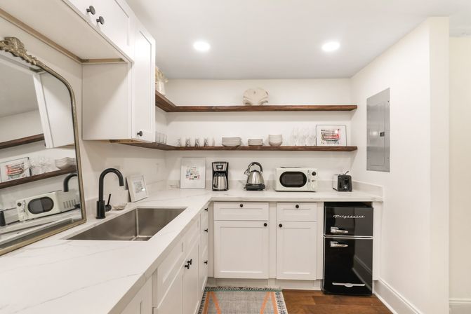 Luxurious 11-Bed, 8-Bath Condo Combo with Parking image 39