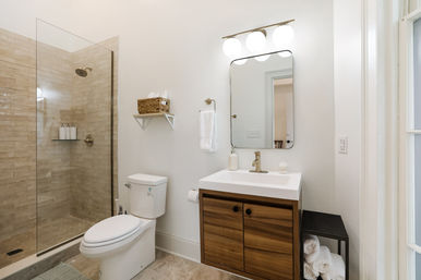 Luxurious 11-Bed, 8-Bath Condo Combo with Parking image 23