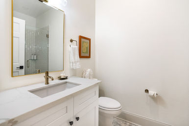 Luxurious 11-Bed, 8-Bath Condo Combo with Parking image 16