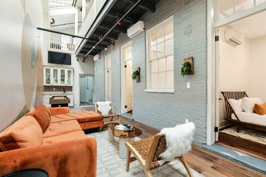 Luxurious 11-Bed, 8-Bath Condo Combo with Parking image 1