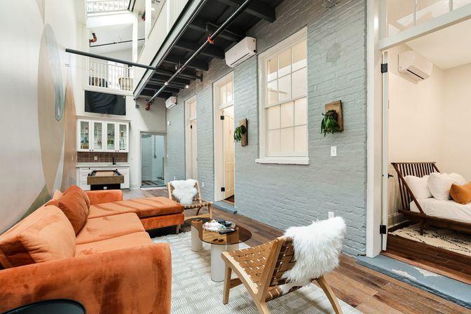 Luxurious 11-Bed, 8-Bath Condo Combo with Parking image 1
