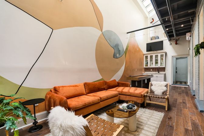 Luxurious 11-Bed, 8-Bath Condo Combo with Parking image 5