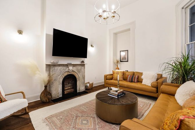 Luxurious 11-Bed, 8-Bath Condo Combo with Parking image 38