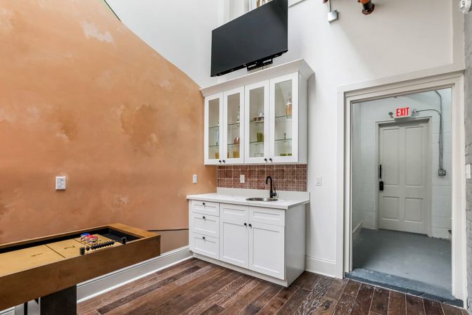 Luxurious 11-Bed, 8-Bath Condo Combo with Parking image 21