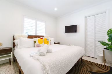 Paradise Palm Villa - Large Miami Getaway Home: Modern Villa with Pool & Entertainment Space image 35