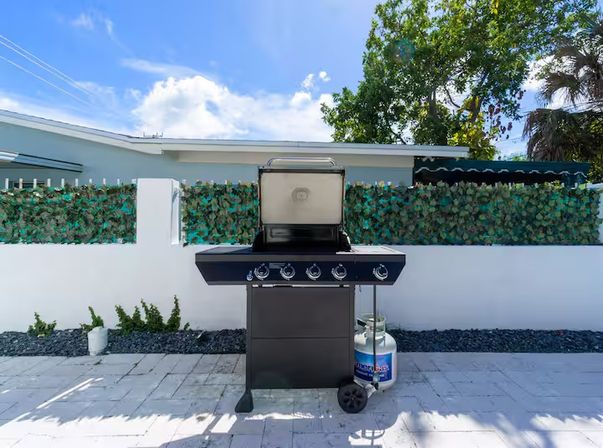 Paradise Palm Villa - Large Miami Getaway Home: Modern Villa with Pool & Entertainment Space image 27