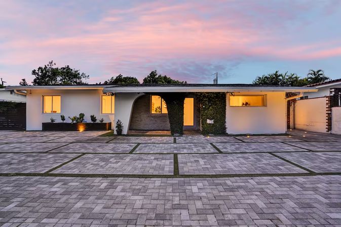 Paradise Palm Villa - Large Miami Getaway Home: Modern Villa with Pool & Entertainment Space image 14