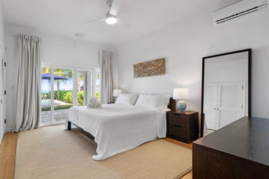 Villa Oasis Nassau: Beachfront, Private Pool + Complementary Car image 22