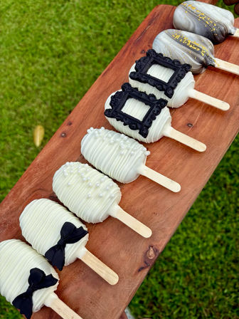 Custom Balloon Displays & Setups for Your Airbnb/Hotel image 2