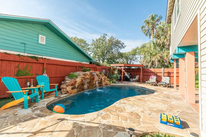 Tortuga Inn Galveston Retreat: Heated Pool, Game Room & Walk to Beach image 38