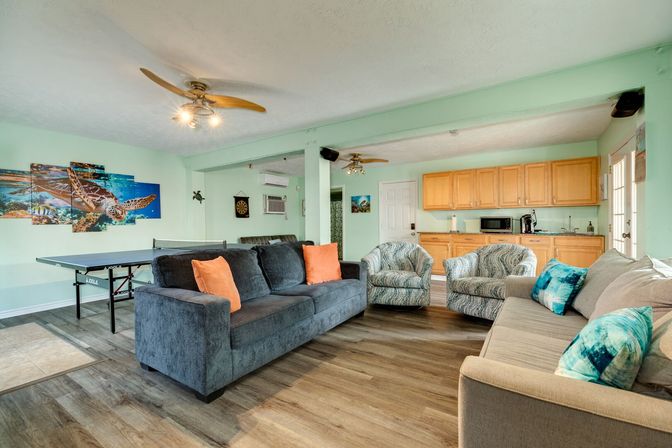 Tortuga Inn Galveston Retreat: Heated Pool, Game Room & Walk to Beach image 33