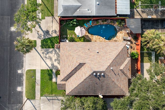 Tortuga Inn Galveston Retreat: Heated Pool, Game Room & Walk to Beach image 8