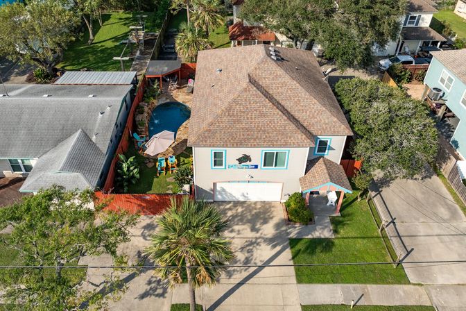 Tortuga Inn Galveston Retreat: Heated Pool, Game Room & Walk to Beach image 7