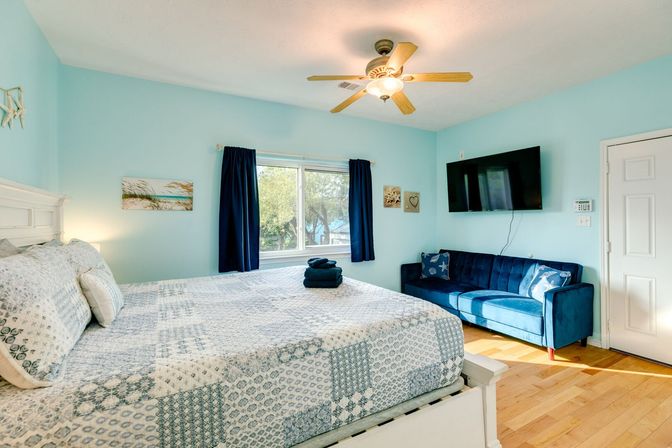 Tortuga Inn Galveston Retreat: Heated Pool, Game Room & Walk to Beach image 25