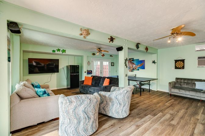 Tortuga Inn Galveston Retreat: Heated Pool, Game Room & Walk to Beach image 31