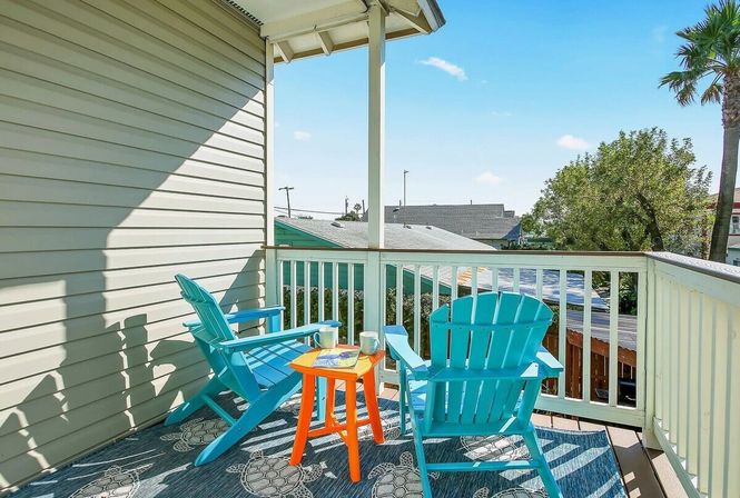 Tortuga Inn Galveston Retreat: Heated Pool, Game Room & Walk to Beach image 4