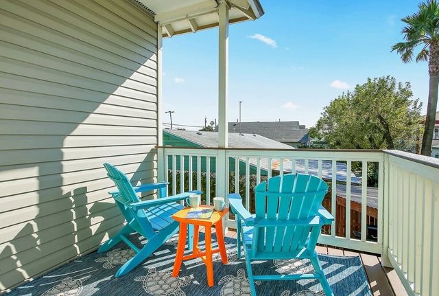 Tortuga Inn Galveston Retreat: Heated Pool, Game Room & Walk to Beach image 4