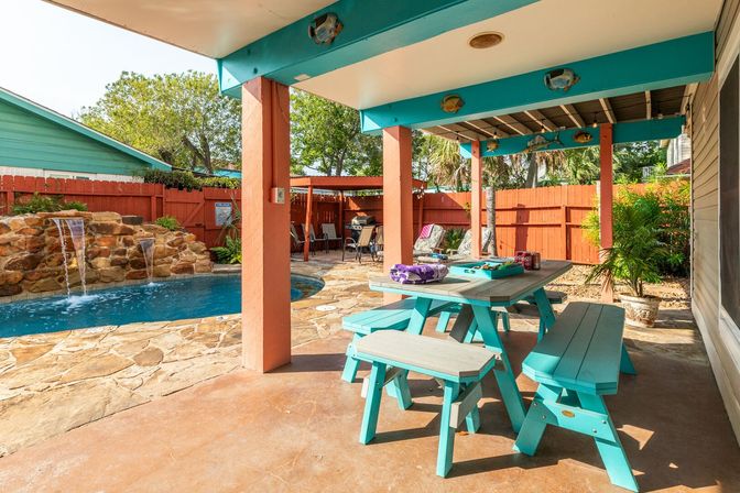 Tortuga Inn Galveston Retreat: Heated Pool, Game Room & Walk to Beach image 12