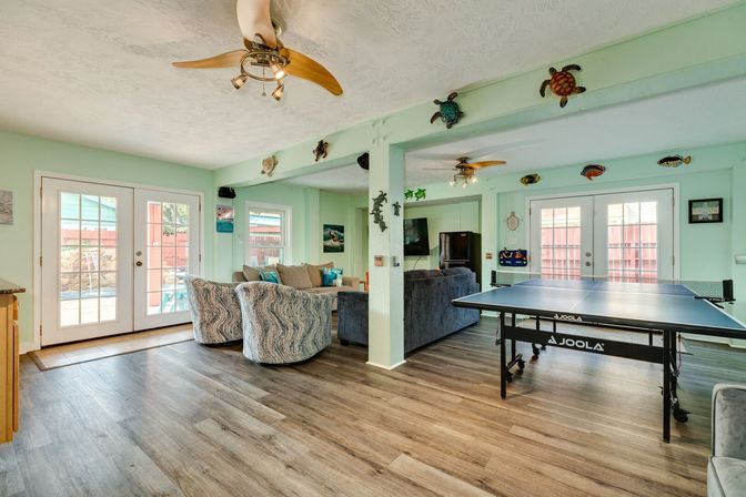 Tortuga Inn Galveston Retreat: Heated Pool, Game Room & Walk to Beach image 30