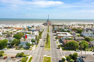 La Onda Azul Galveston Beach House for Groups: Walk to Beach, Bars & Pleasure Pier image 3