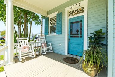 La Onda Azul Galveston Beach House for Groups: Walk to Beach, Bars & Pleasure Pier image 5