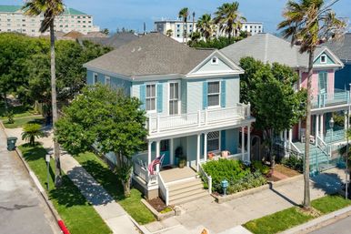 La Onda Azul Galveston Beach House for Groups: Walk to Beach, Bars & Pleasure Pier image 1