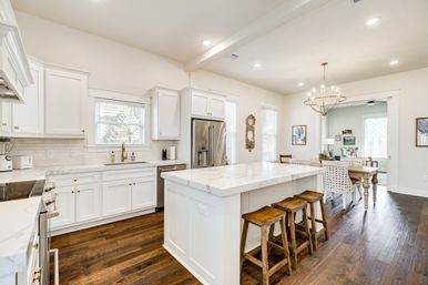 La Onda Azul Galveston Beach House for Groups: Walk to Beach, Bars & Pleasure Pier image 7