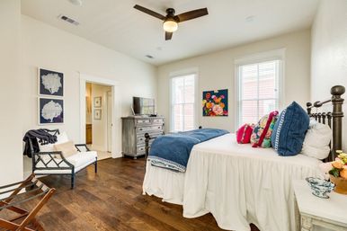 La Onda Azul Galveston Beach House for Groups: Walk to Beach, Bars & Pleasure Pier image 6