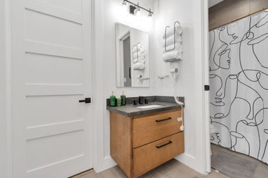 Bloom House HTX: Floral-Themed Downtown Home with Hot Tub, Chef, Massage & Mixology Class image 41