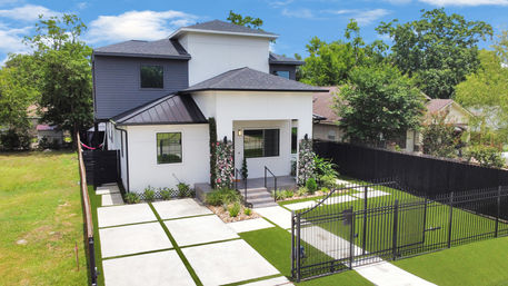 Bloom House HTX: Floral-Themed Downtown Home with Hot Tub, Chef, Massage & Mixology Class image 8