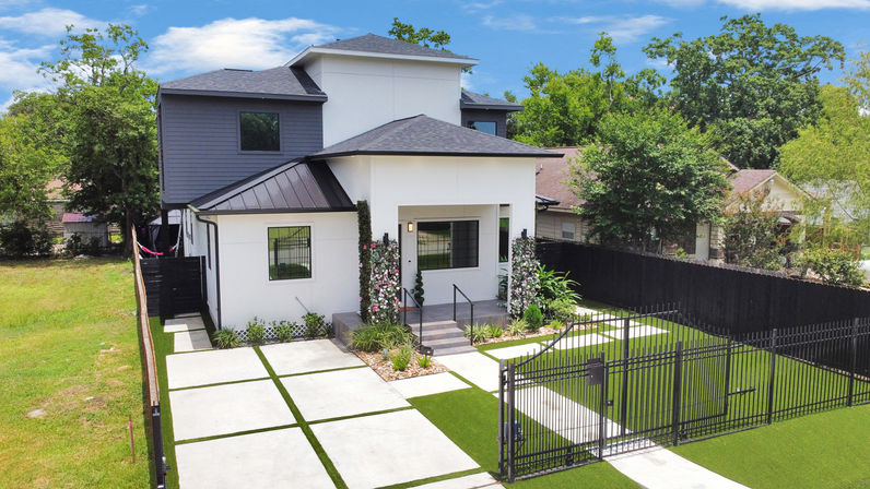 Bloom House HTX: Floral-Themed Downtown Home with Hot Tub, Chef, Massage & Mixology Class image 3
