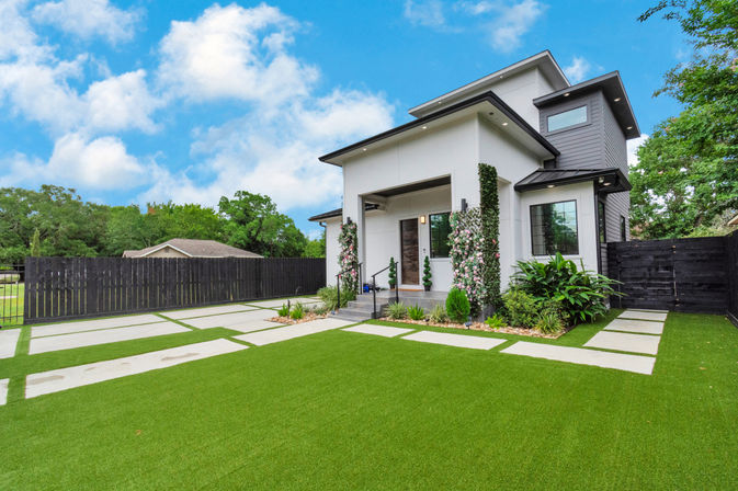 Bloom House HTX: Floral-Themed Downtown Home with Hot Tub, Chef, Massage & Mixology Class image 5