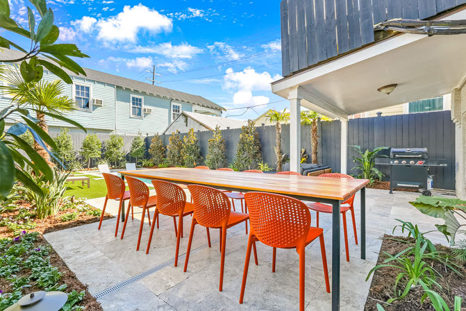 Magnificent Outdoor Paradise: Heated Pool & Spacious Hangout Areas image 4