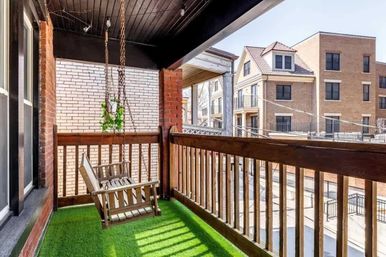Jungle Casa: Stylish Upstairs Retreat with Private Patio image 2