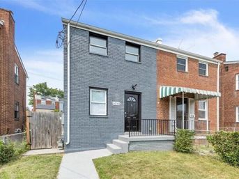 G Street Suites: Class Row Home with Jacuzzi Tub image 17