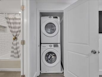 G Street Suites: Class Row Home with Jacuzzi Tub image 14