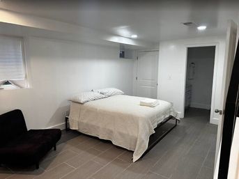 G Street Suites: Class Row Home with Jacuzzi Tub image 10