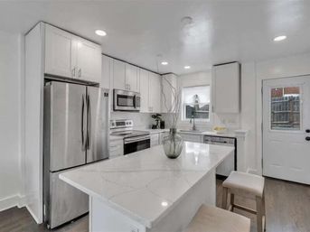 G Street Suites: Class Row Home with Jacuzzi Tub image 1