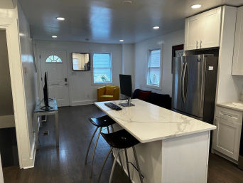 G Street Suites: Class Row Home with Jacuzzi Tub image 3