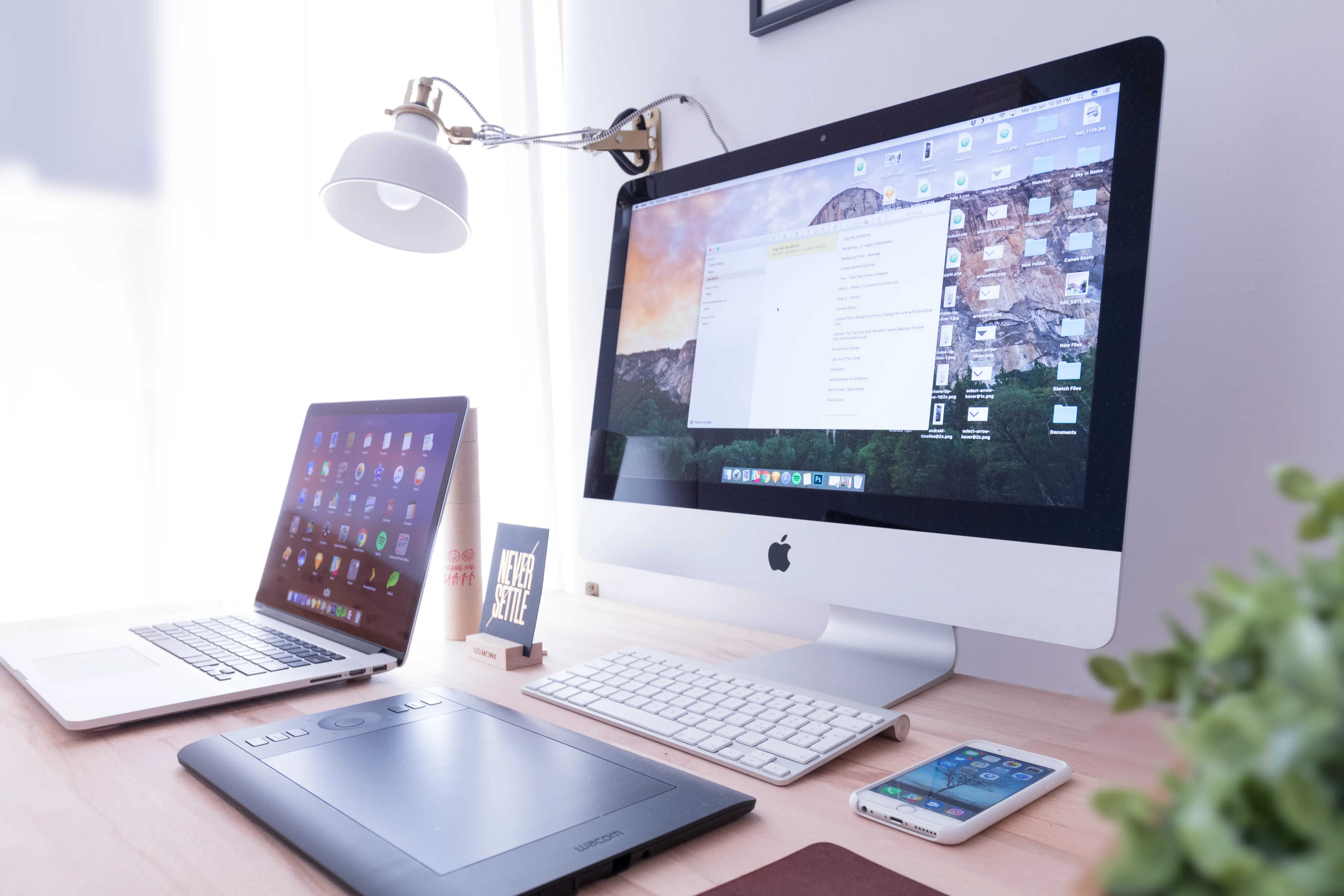 2 komputer mac dengan drawing tab didepannya