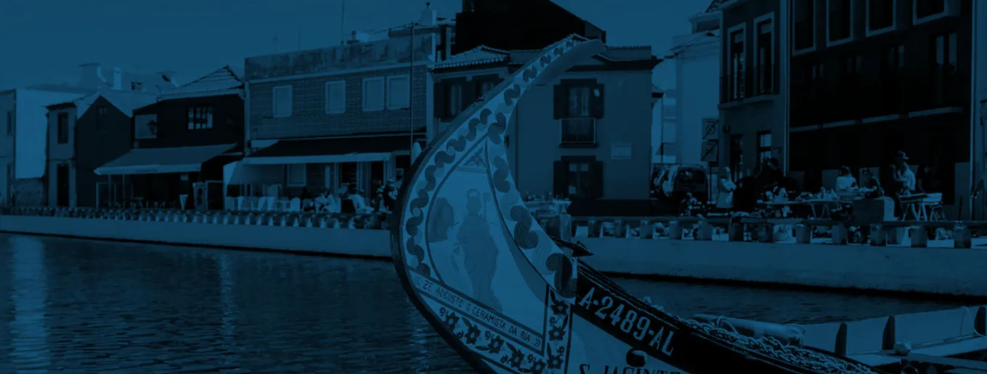 Imagem de fundo com o moliceiro da cidade de Aveiro