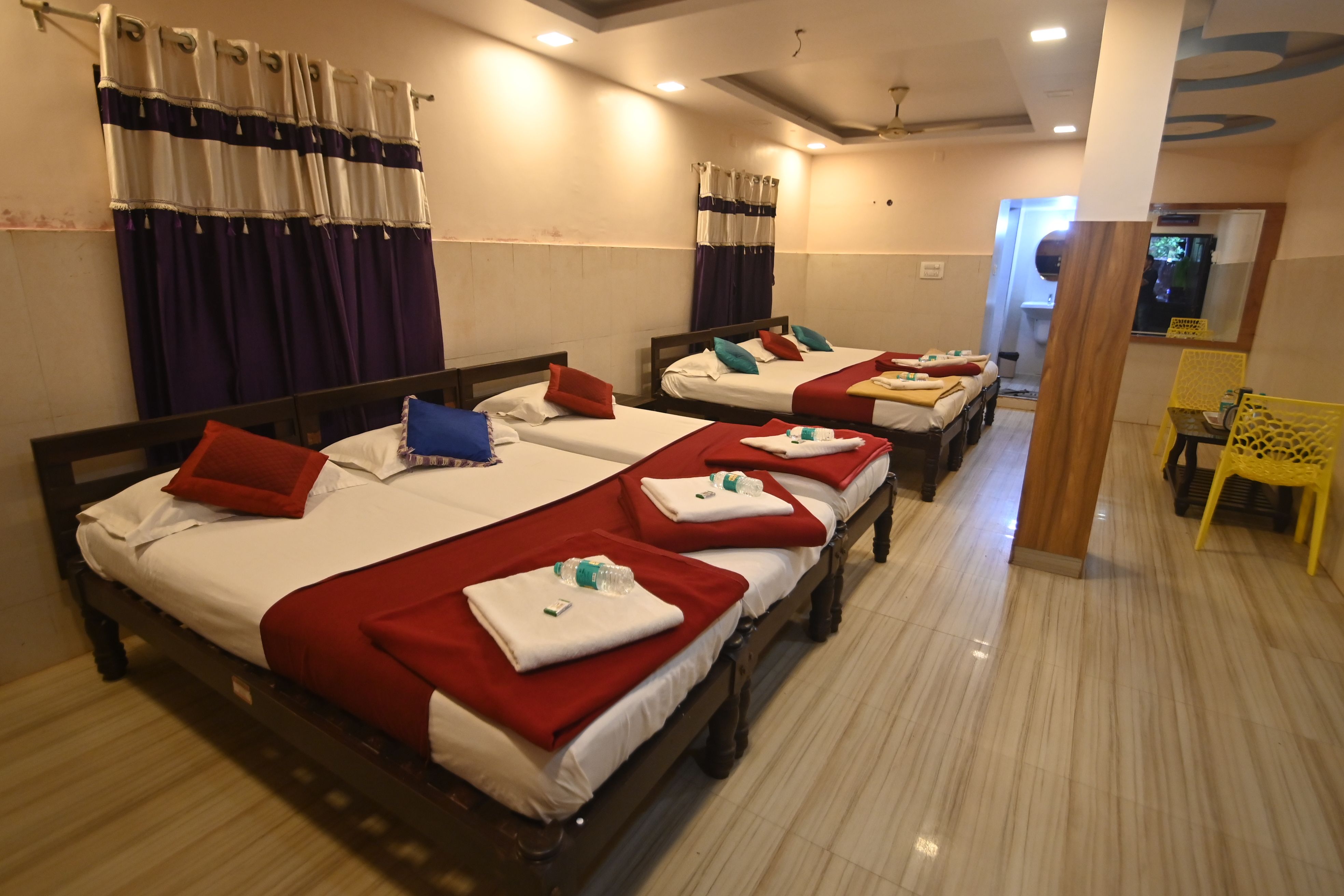 Spacious Non-AC 6-Bed Hall