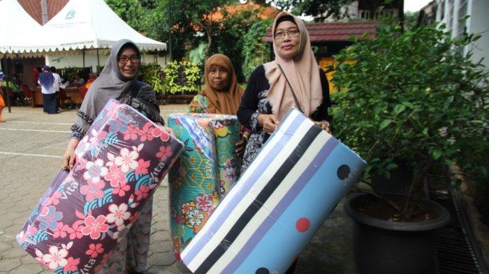 Bantu Korban Banjir, Inoac dan TSJ Bagikan 3.500 Matras Gratis