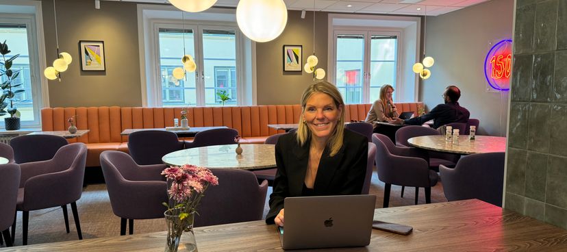 Kvinna vid en dator