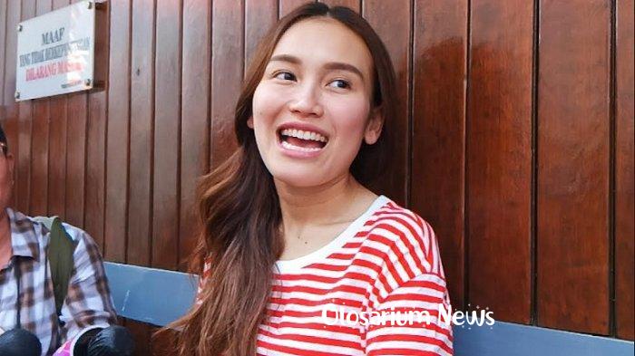 Glosarium News :Antisipasi Polusi Udara di Jakarta, Ayu Ting Ting: Sekarang Harus Pakai Masker Lagi.