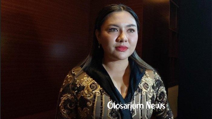 Glosarium News :Tak Ada Tawaran Manggung, Vicky Shu Pilih Rayakan 17 Agustus Bersama Keluarga di Rumah.