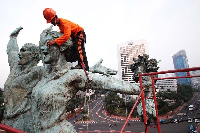 Elisabeth Tina, Perempuan di Bunderan HI